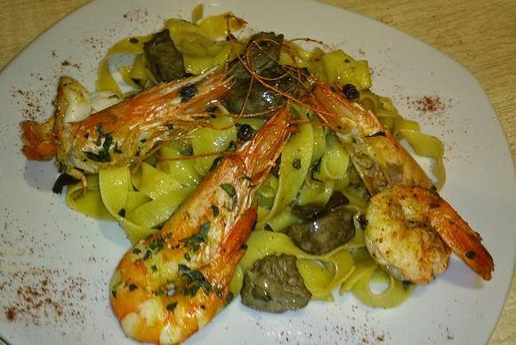 Tagliatelle z borowikami i wątróbką w porach pod krewetkami