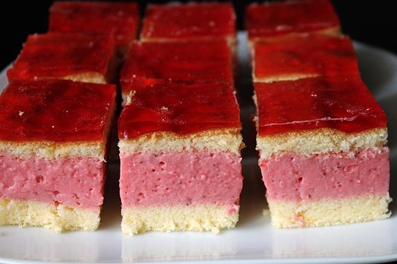Ciasto z truskawkami na zimno bez pieczenia
