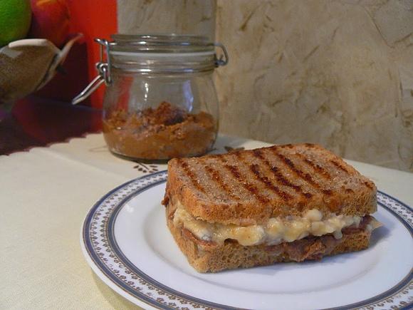 Grillowana kanapka Elvisa z masłem orzechowym i bananem