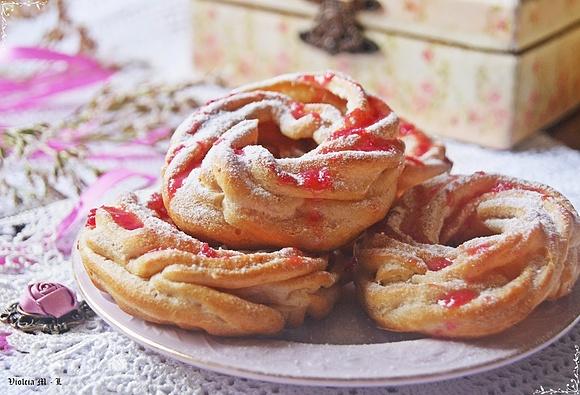 Różane wiedeńskie pączki pieczone w piekarniku