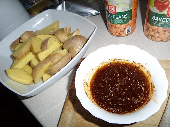 Pieczone ziemniaki w marynacie z przyprawami