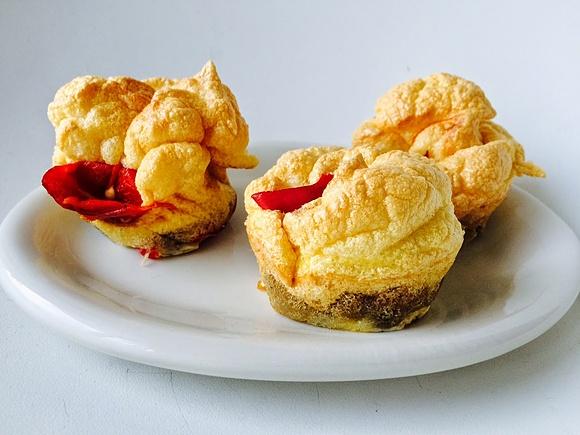 Jajeczne muffinki z karczochami i grillowaną papryką
