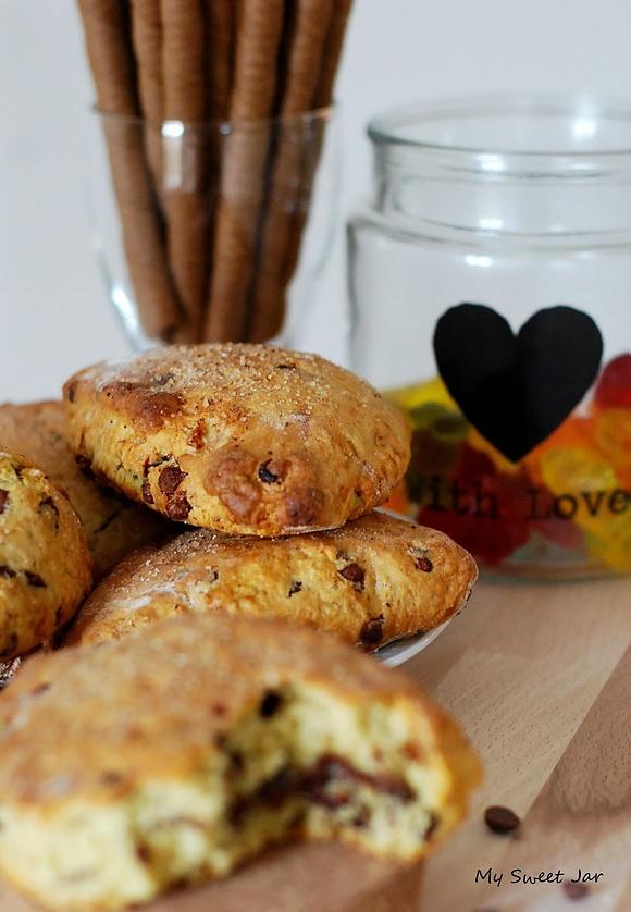 Scones z bananami i czekoladowymi dropsami