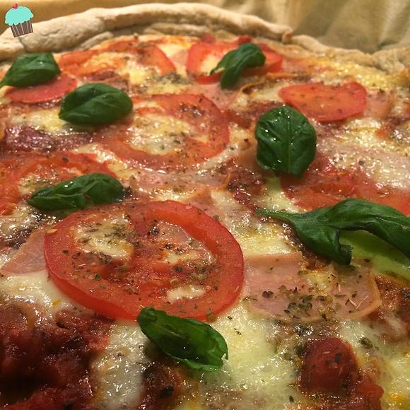 Dietetyczna pizza na pełnoziarnistym spodzie