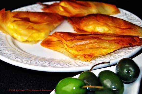 Tiropitakia greckie pierożki serowe z ciasta Fillo