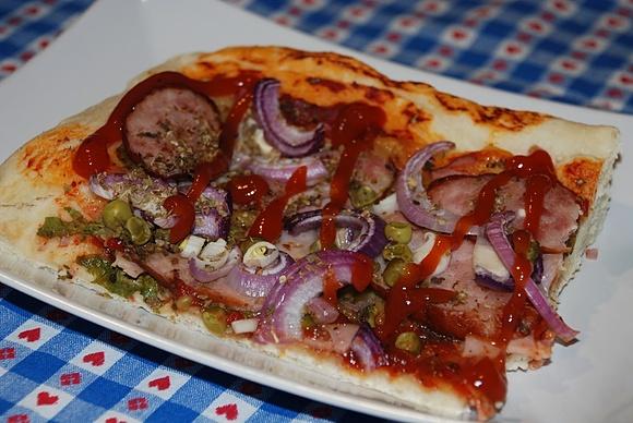 Pizza wiejska z kiełbasą i cebulą