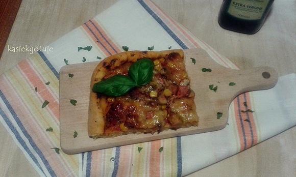 Pizza z szynką pieczarkami i papryką