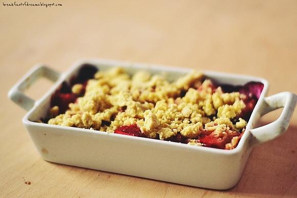 Crumble z borówkami i truskawkami na oleju kokosowym