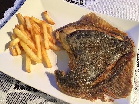 Smażona flądra z frytkami