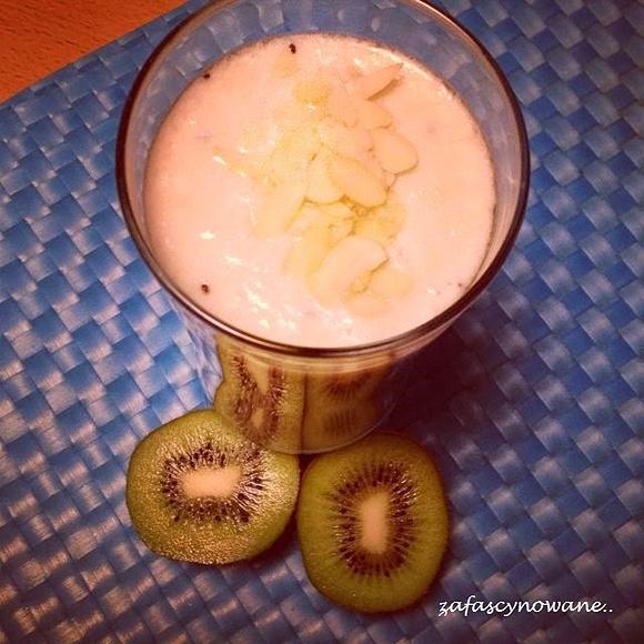 Koktajl z kiwi i ananasa z mlekiem kokosowym