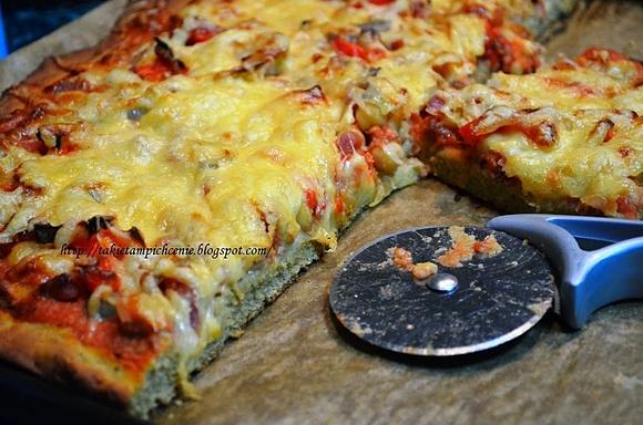 A'la pizza z ciecierzycą i mąki gryczanej