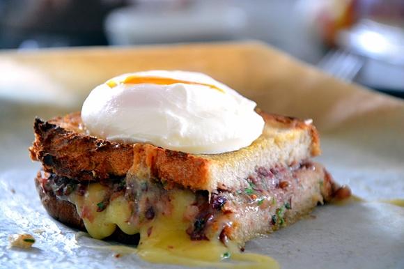 Croque monsieur z pastą z czerwonej fasoli i jajkiem od croque madame