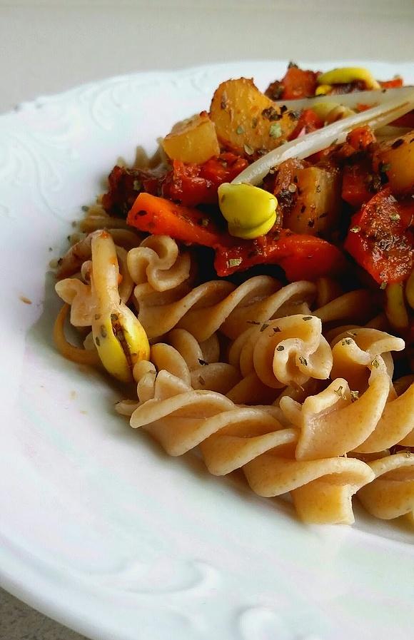 Pełnoziarniste fusilli z sosem z kalarepą, marchewką, pomidorami i kiełkami soi