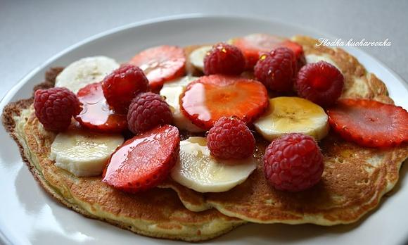 Amerykańskie pancakes na śniadanie z owocami i syropem klonowym