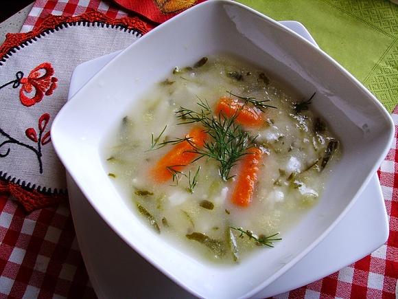 Zupa ogórkowa klasyczna z kiszonych ogórków z zabielaniem śmietaną