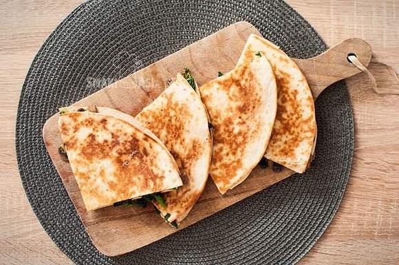 Quesadillas ze szpinakiem, pieczarkami i serem stilton