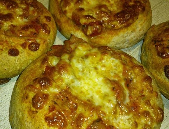 Pełnoziarniste cebularze z pomidorami i mozzarellą