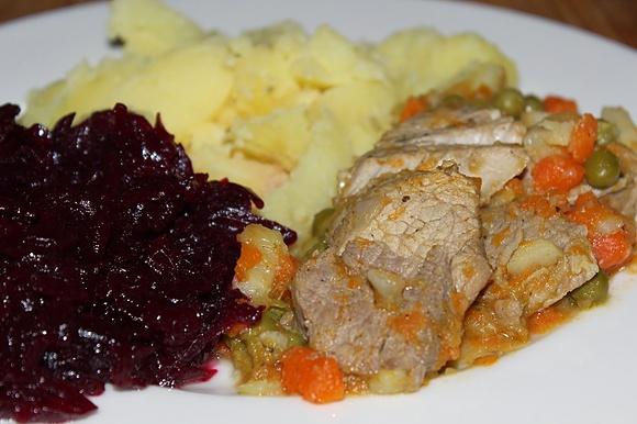Polędwiczki duszone w warzywach z buraczkami i ziemniakami