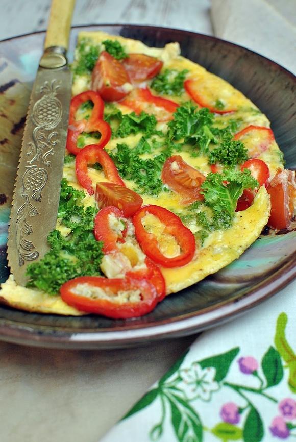 Omlet z jarmużem i serem solankowym na śniadanie