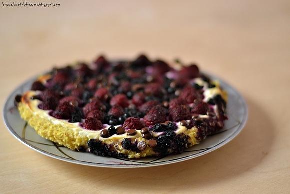 Jaglana pizza z twarogiem, owocami i czekoladą