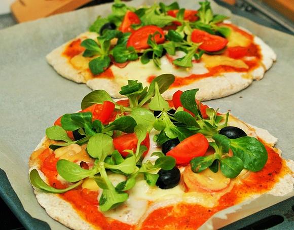 Razowa pizza z roszponką