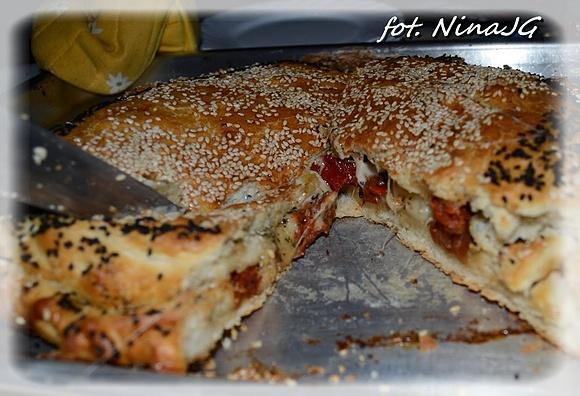 Pizza faszerowana pomidorami kaparami i mozzarellą