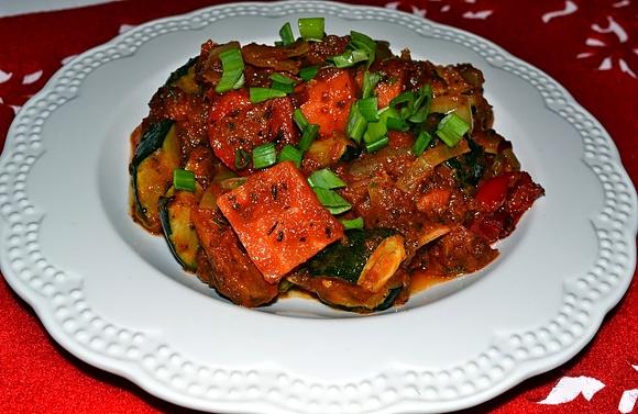 Tawa vegetables warzywa w indyjskich przyprawach w sosie pomidorowym
