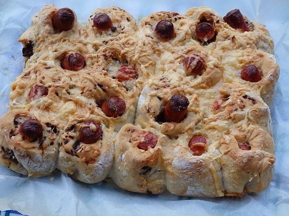 Odrywana pizza z kiełbaskami i pieczarkami dla dzieci