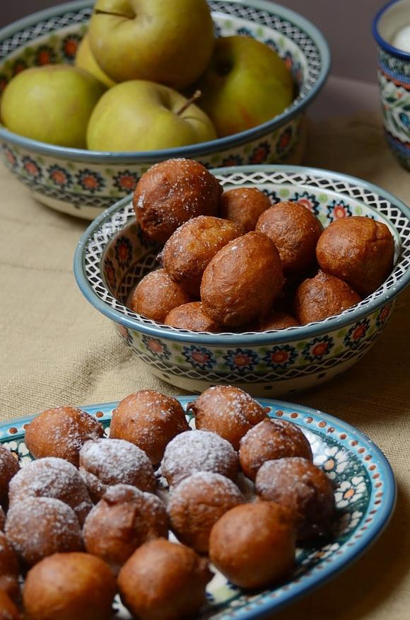 Fritule – chorwackie mini pączki z jogurtem i jabłkami
