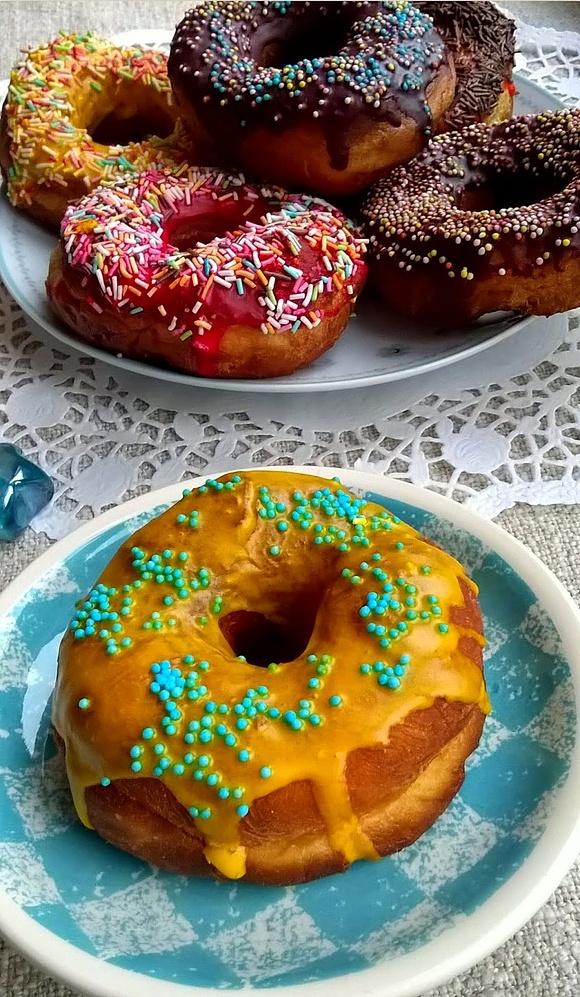 Kolorowe pączki z dziurką