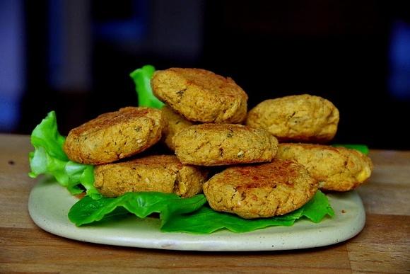 Najprostsze i najlepsze falafel, czyli zapiekane kotlety z cieciorki
