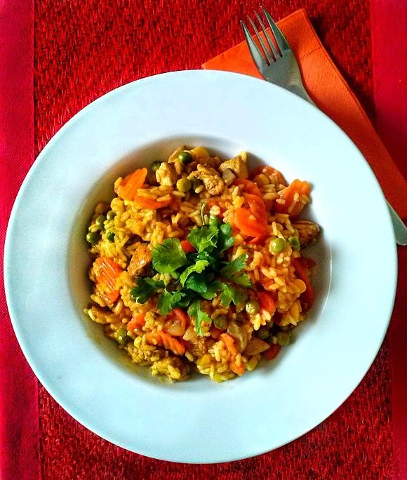 Paella z kurczakiem i warzywami