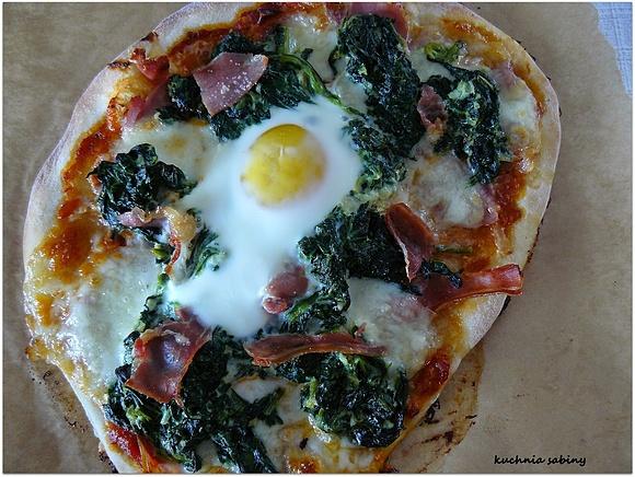 Pizza florentyńska z jajkiem i szpinakiem