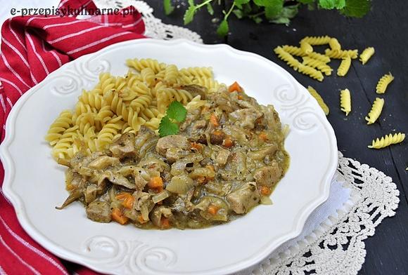 Wieprzowy gulasz z boczniakami i chlebem razowym