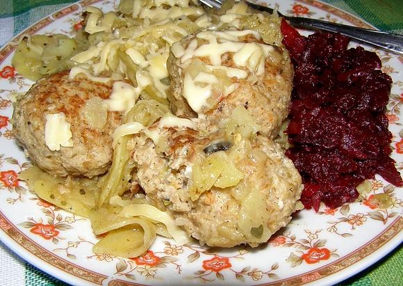 Kotleciki z indyka z kiszoną kapustą i ziemniakami na plasterkach