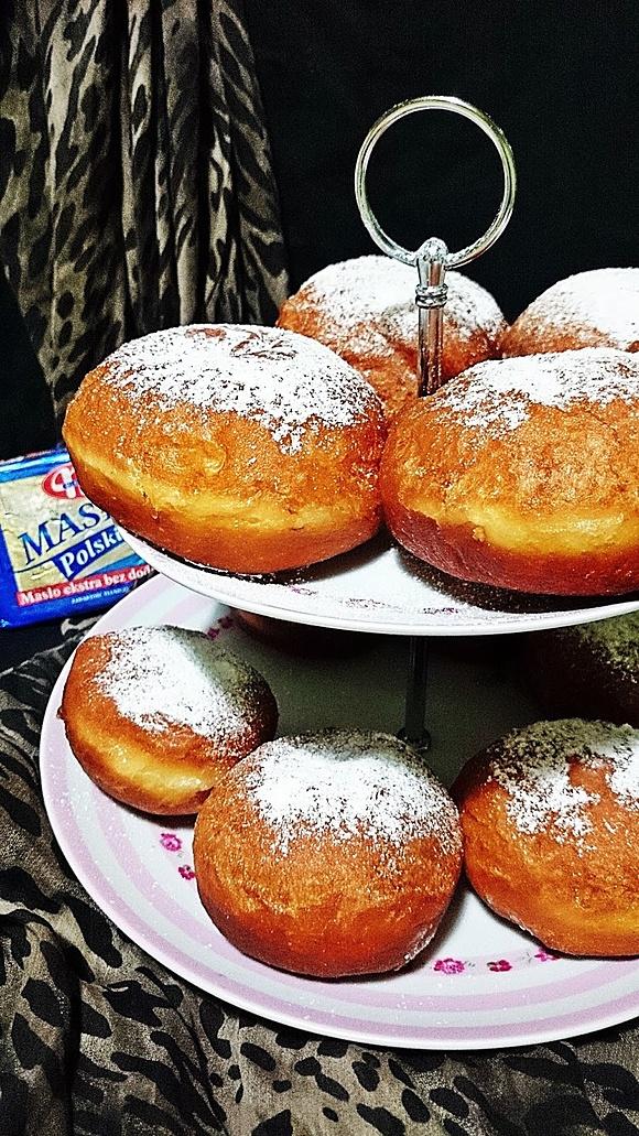 Maślane pączki z cytrynową nutą