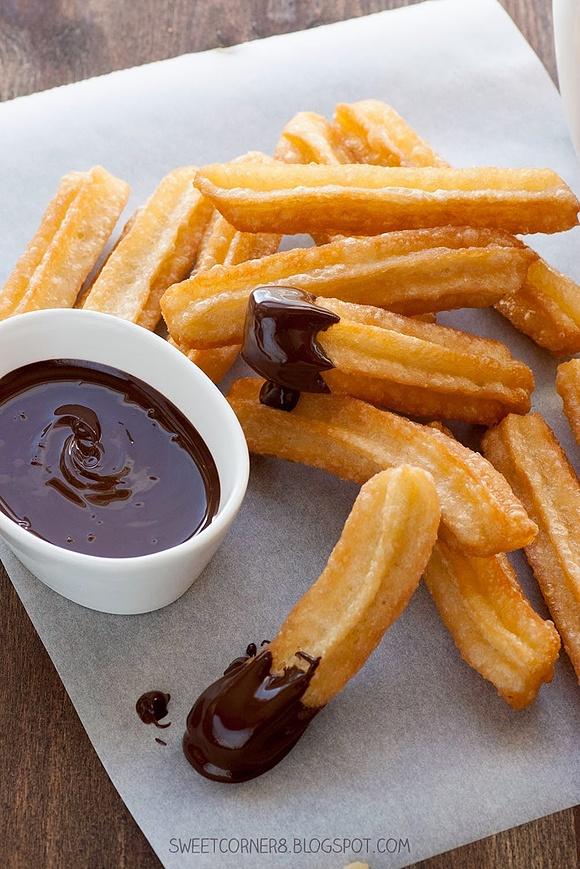 Churros z czekoladą i brązowym cukrem