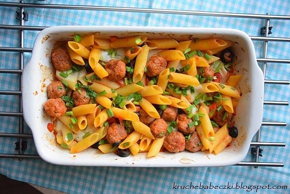 Penne z pulpecikami i pomidorowym sosem