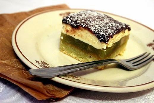 Jabłecznik z kremem budyniowym i polewą czekoladową