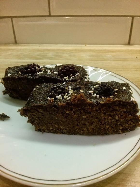Brownie z owocami i ziarnami bez mąki glutenu i tłuszczu