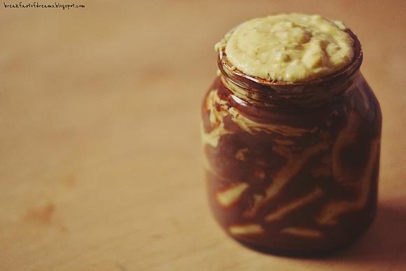 Waniliowy jogurt w słoiku z nutellą i chrupiącym dodatkiem