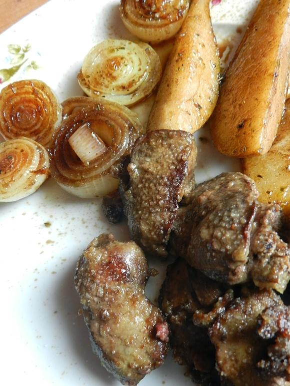 Wątróbka z gruszkami i cebulą karmelizowaną z syropem klonowym i octem balsamicznym
