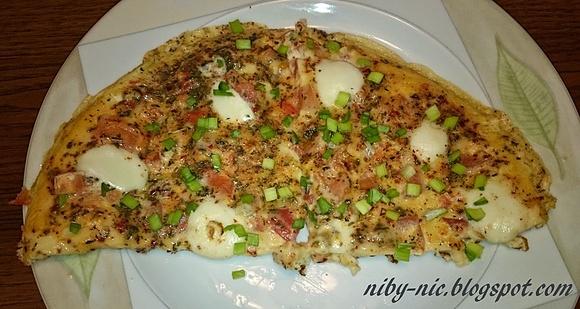 Omlet z czosnkiem chili i pomidorami