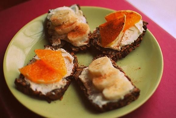 Kanapki słodkie z mascarpone, bananem i pomarańczą