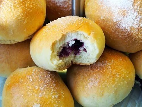 Pieczone pączki z dżemem jagodowym