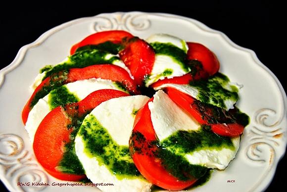 Caprese sałatka z pomidorów, mozzarelli i bazylii
