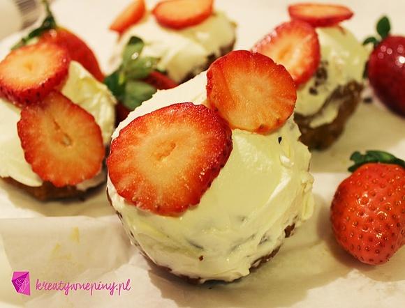 Pączki serowo-bananowe z mascarpone i truskawkami