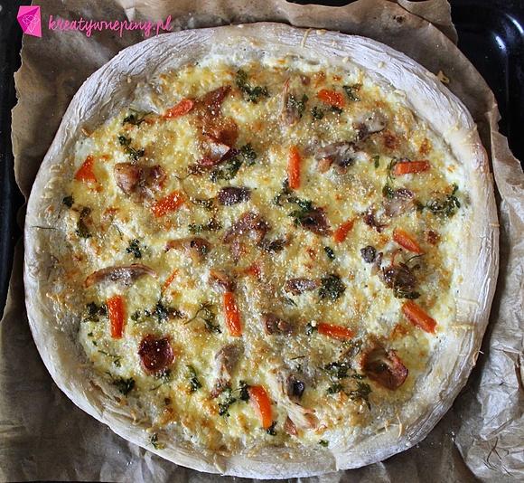 Pizza na cieście pszenno-żytnim z sosem śmietanowym, kurczakiem i papryką