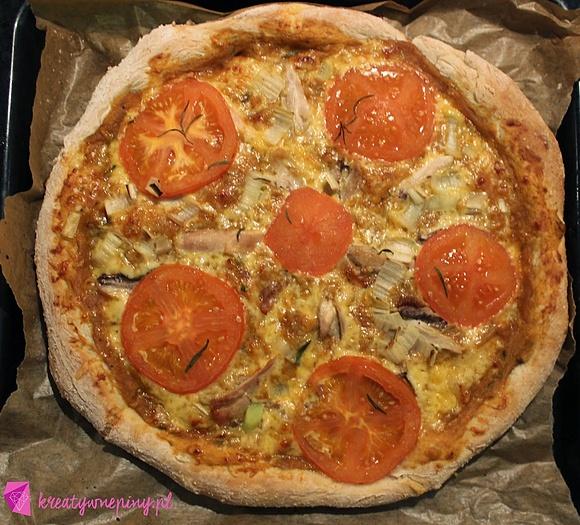 Pizza na spodzie drożdżowym z sosem porowym, kurczakiem i pomidorami