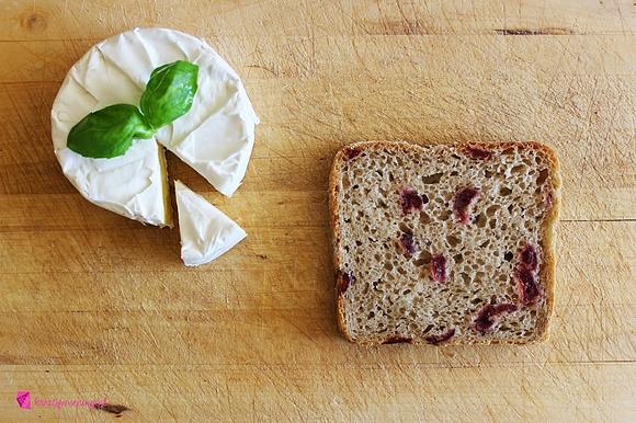 Ser Brie z ciemnym chlebem razowym, żurawiną i świeżą bazylią